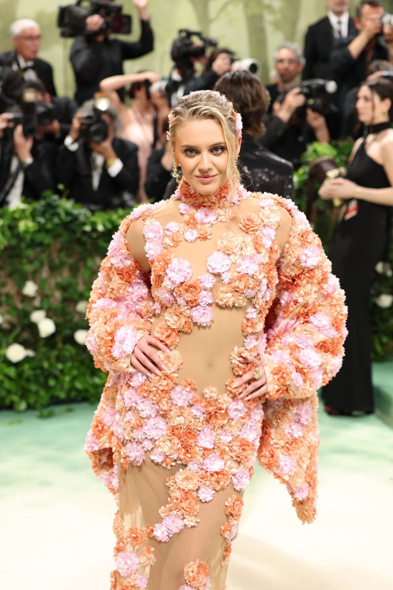 KELSEA BALLERINI AND CHASE STOKES MAKE A STUNNING DEBUT AT THE 2024 MET GALA IN NEW YORK07